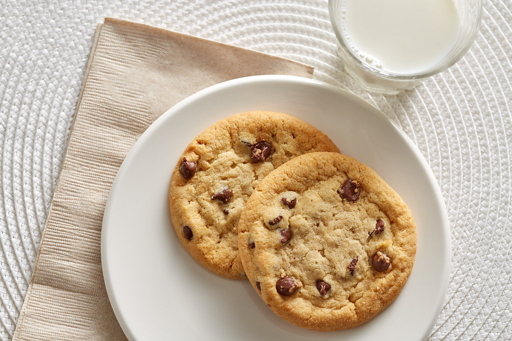 Chocolate-Chip-Value-Line-1oz-Cookie-with-Milk-Glamour.jpg